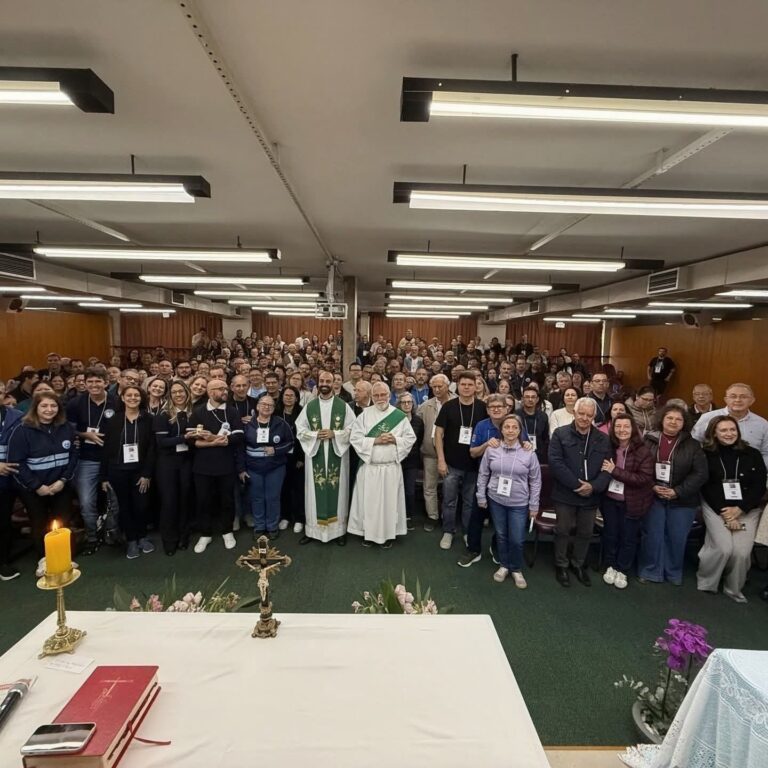 Casal da Paróquia Santa Helena e São Cura D’Ars participa do 28º Encontro da Pastoral Familiar e fortalece a missão junto às famílias