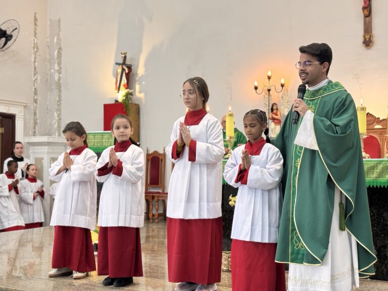 Quatro novas coroinhas são investidas durante a Santa Missa