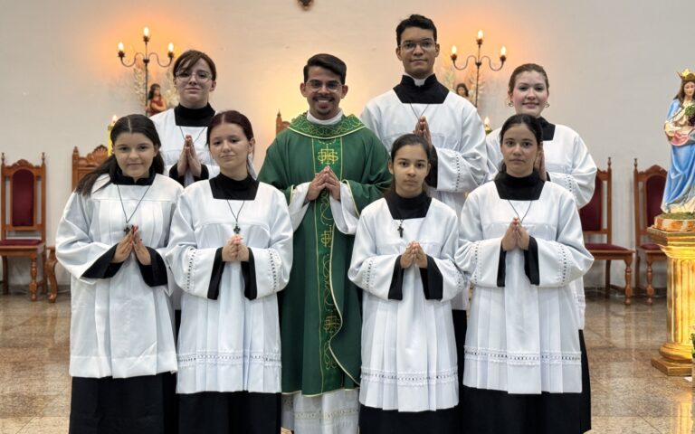 Novos acólitos são investidos e assumem o compromisso de servir ao altar